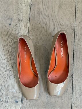 Via Spiga Beige Patent Leather Pumps with Orange Insole